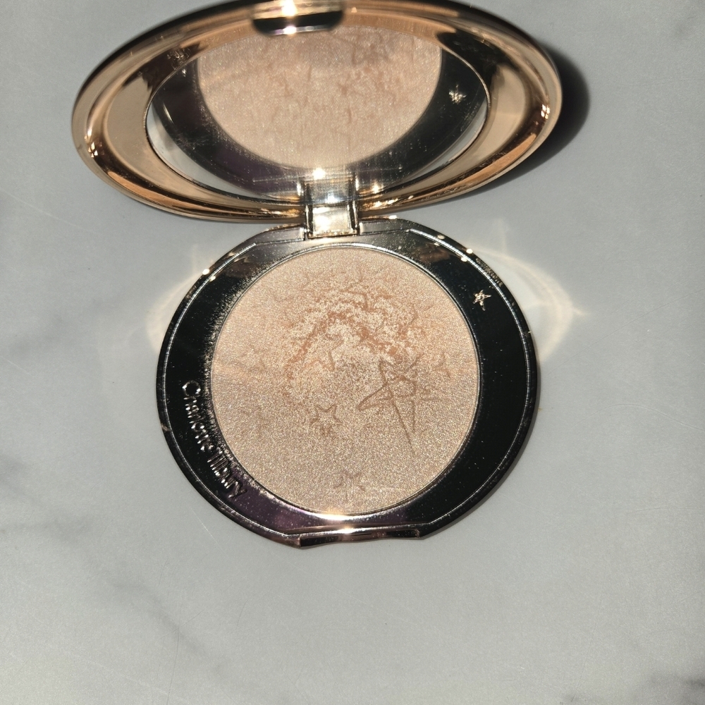 Charlotte Tilbury Powder Highlight In Champagne Glow